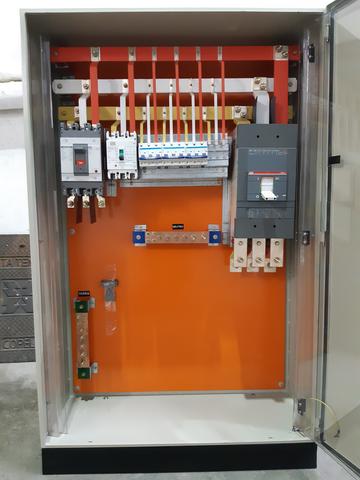 Montador de painéis elétricos