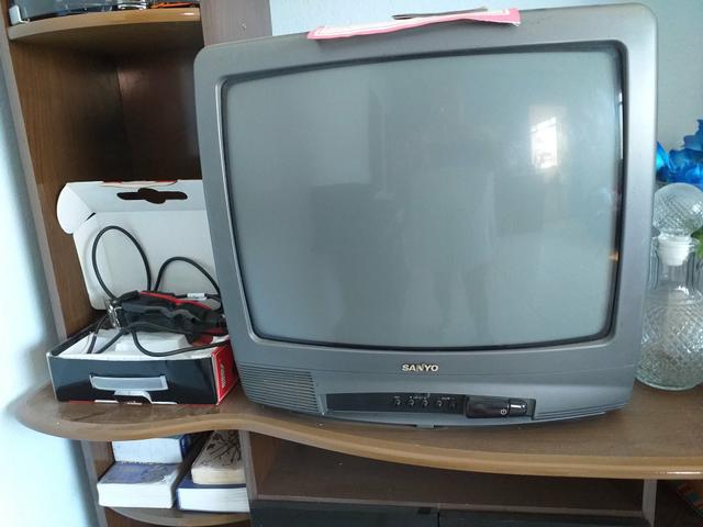 Pra sair agora televisão colorida com controle remoto