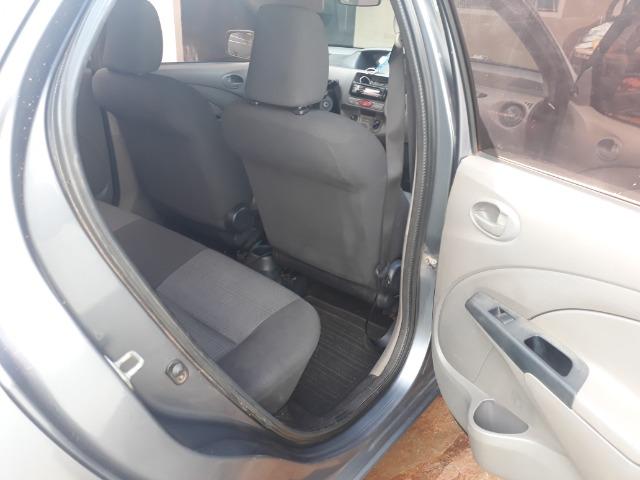 Vendo lindo etios sedã 1.5 muito novo, este carro está em excelente estado de conservação - Foto 4