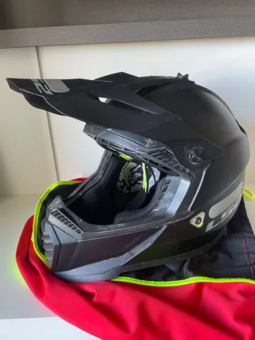 Piloto de motocross profissional com capacete e roupa de proteção