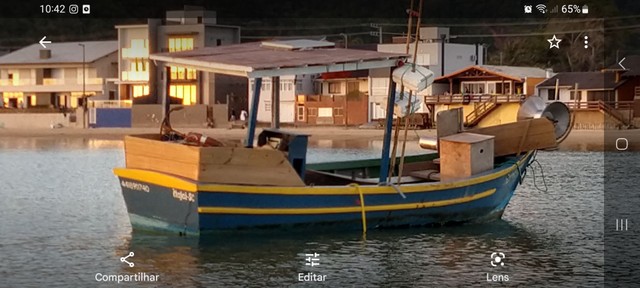 Barco de pesca com licença 