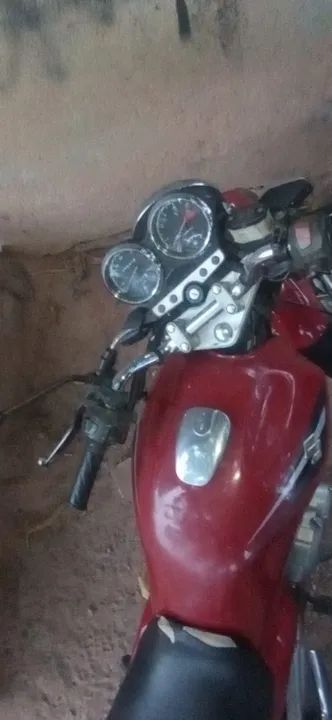 Moto Suzuki yes 125cc vermelha todo revisada escapamento novo a bateria também .