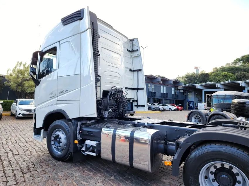 VOLVO FH540 6X4 GLOBETROTTER - ÚNICO DONO, CABINE TETO ALTO MANUTENÇÕES REALIZADAS NA C - Foto 4