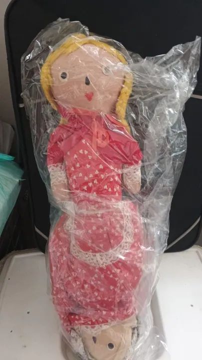 Boneca de vestido vermelho.