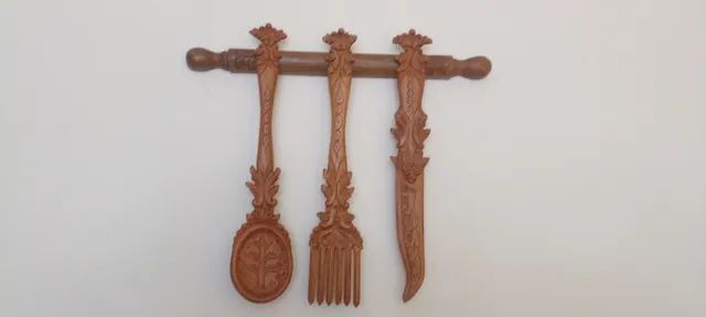 conjunto aplique garfo faca e colher entalhado encerado. 41x41x4cm