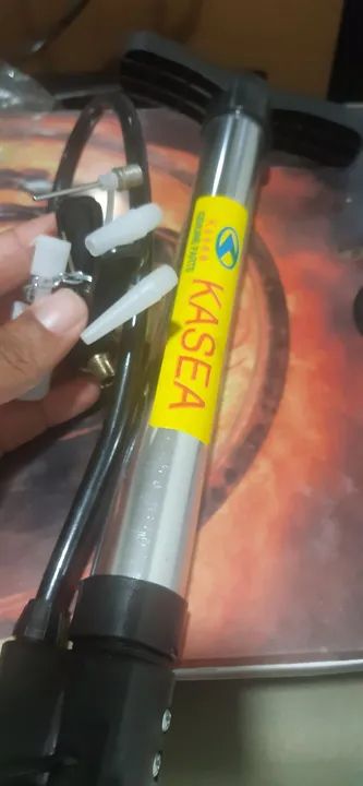 bomba bicicleta pequena com adaptadores - já é o menor preço - Foto 5
