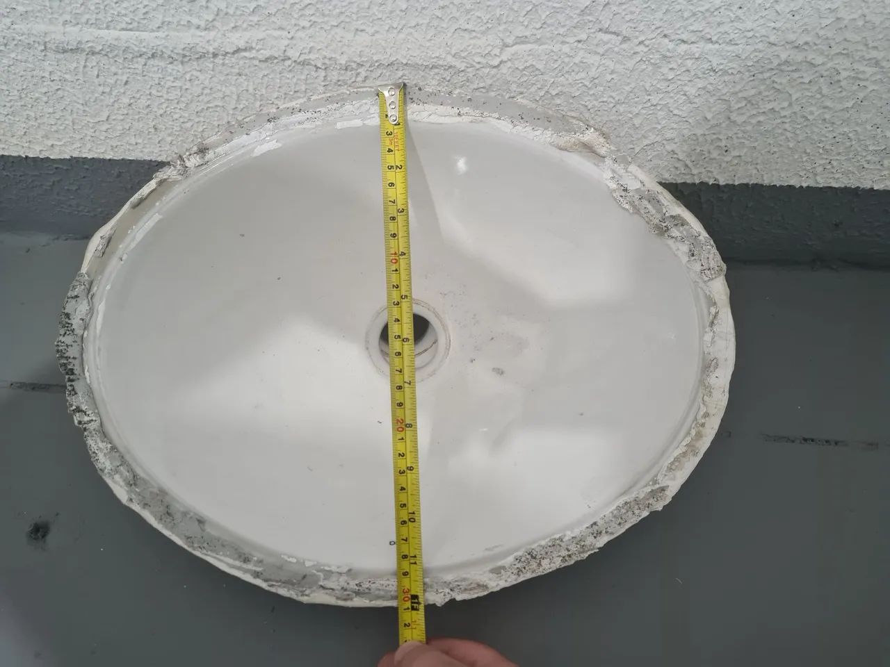 Cuba de pia em cerâmica usada