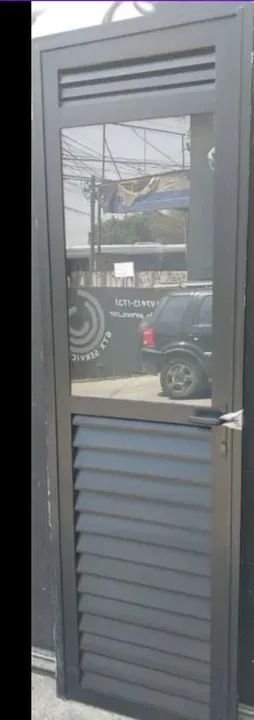 Porta de giro com veneziana 