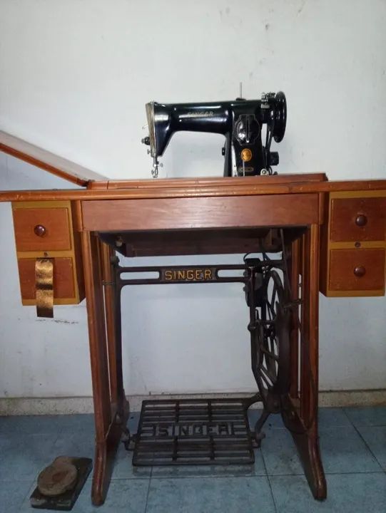 MAQUINA DE COSTURA SINGER ANTIGA E COM GABINETE - Móveis de Escritório ...