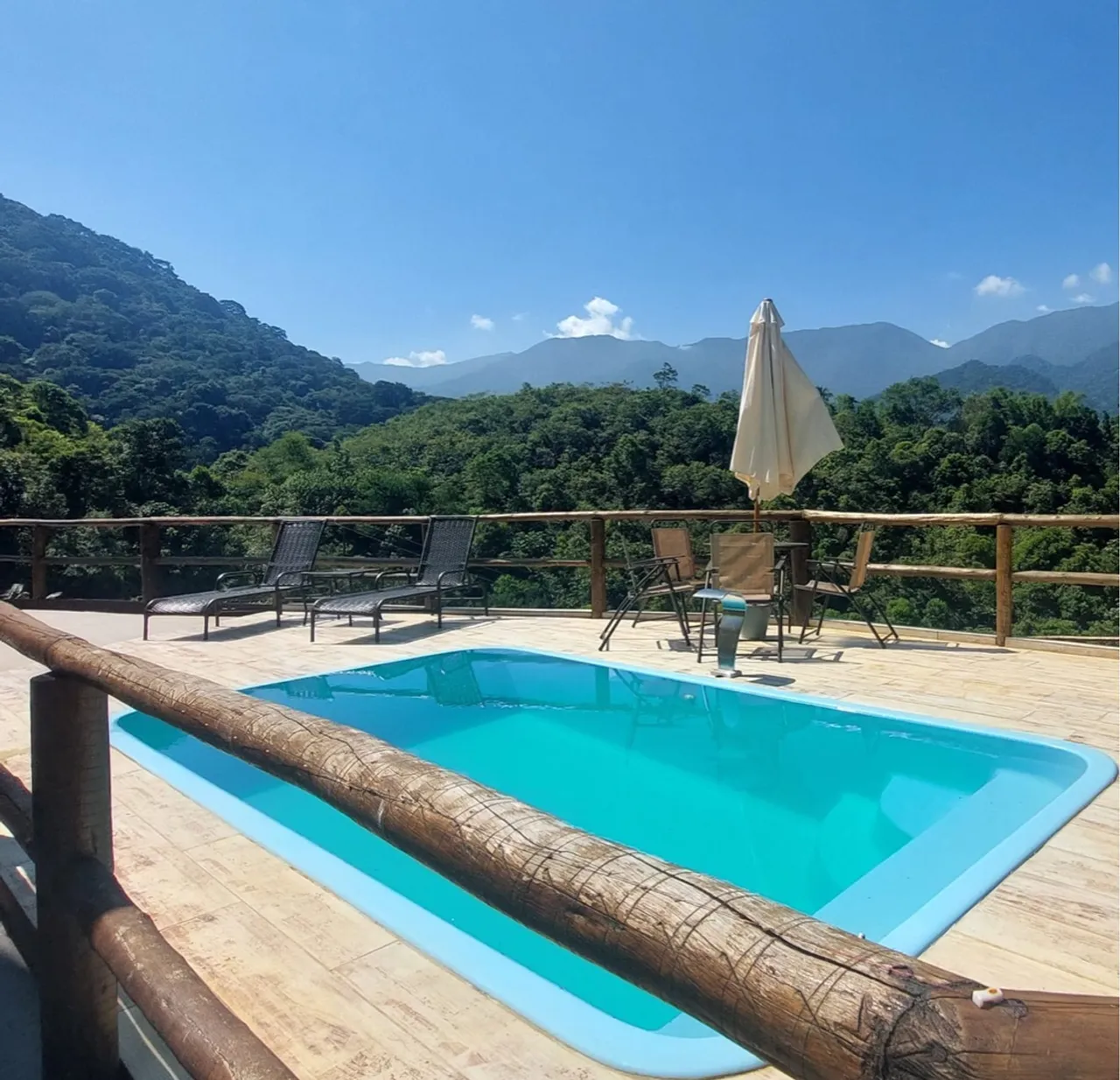 Casa em Cachoeira de Macacu vista para a montanha .