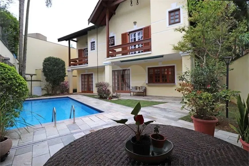 Casa à Venda em Itamambuca  Ubatuba: 4 Quartos, 250m² de Espaço e Conforto