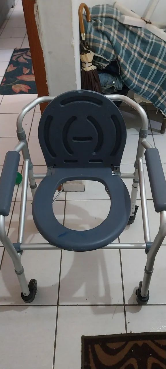Cadeira de rodas dobrável e cadeira de banho em alumínio.  - Foto 5