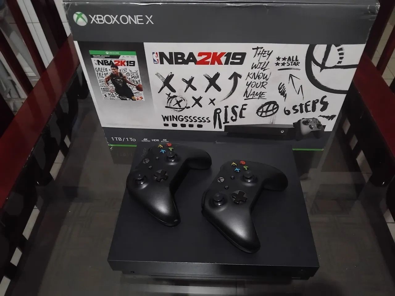 Xbox One X + dois controles