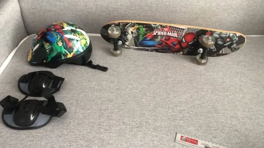 Skate Homem-Aranha c/ capacete e joelheira - Foto 2
