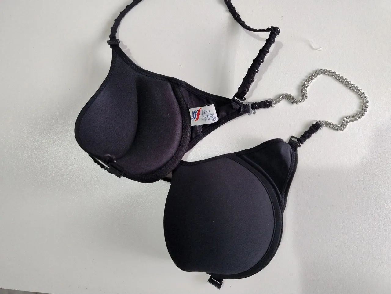 Sutiã preto com detalhes em corrente de Strass  - Foto 4