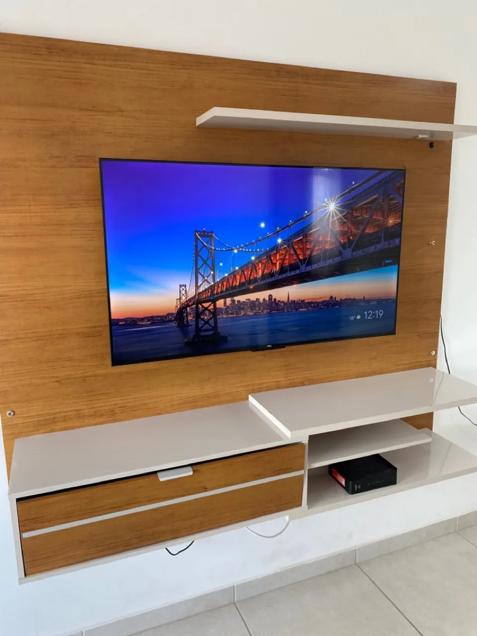 Painel de TV moderno com prateleiras e gaveta