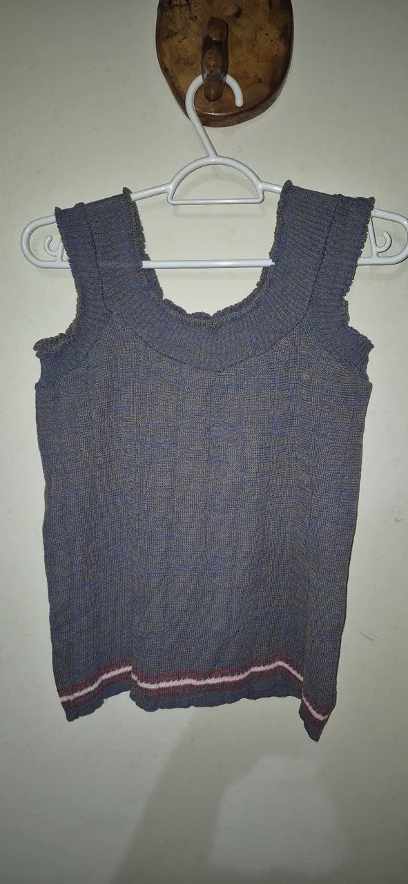Blusa de tricô azul com detalhes