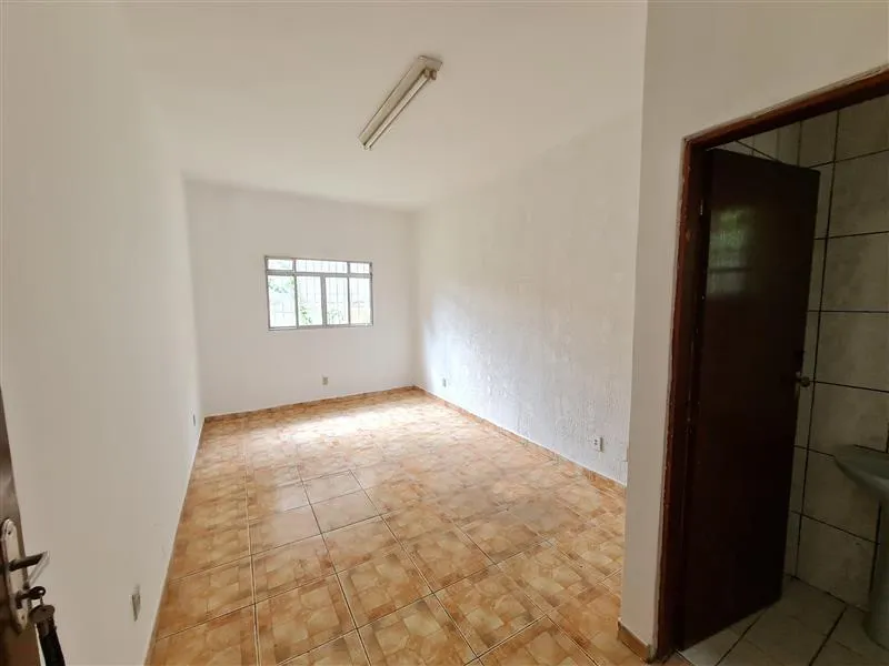 Sala comercial Ermelino Matarazzo de aproximadamente 30m², com banheiro