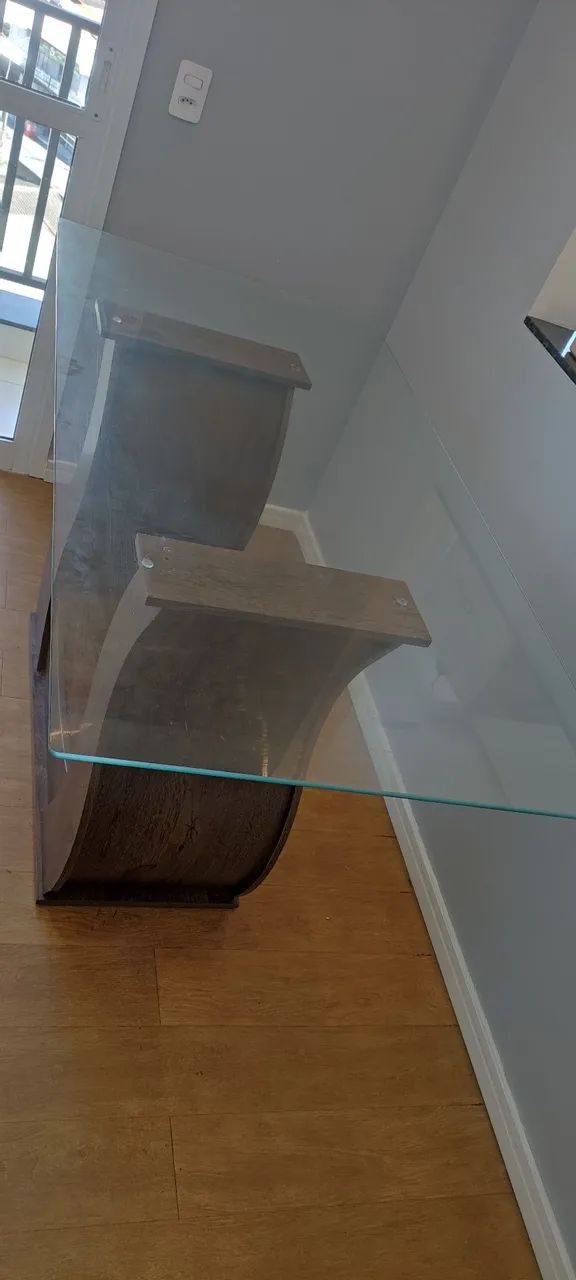Mesa com tampo de  vidro ,para quarto lugares
