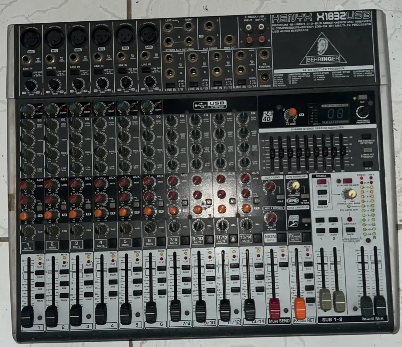 Mesa de Som Behringer Xenyx 1832