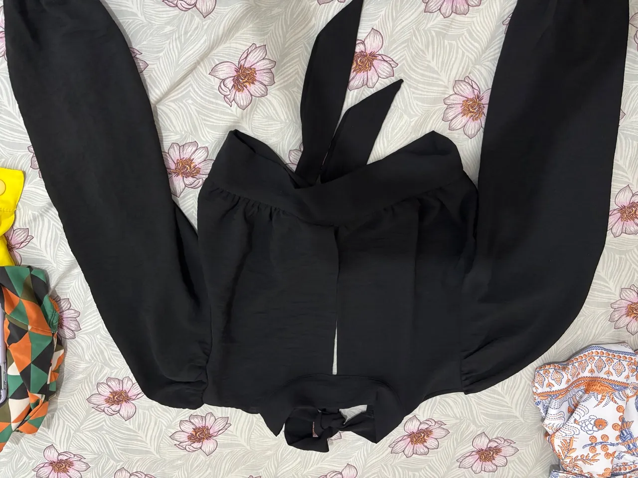 Blusa Feminina Preta com Detalhe de Laço