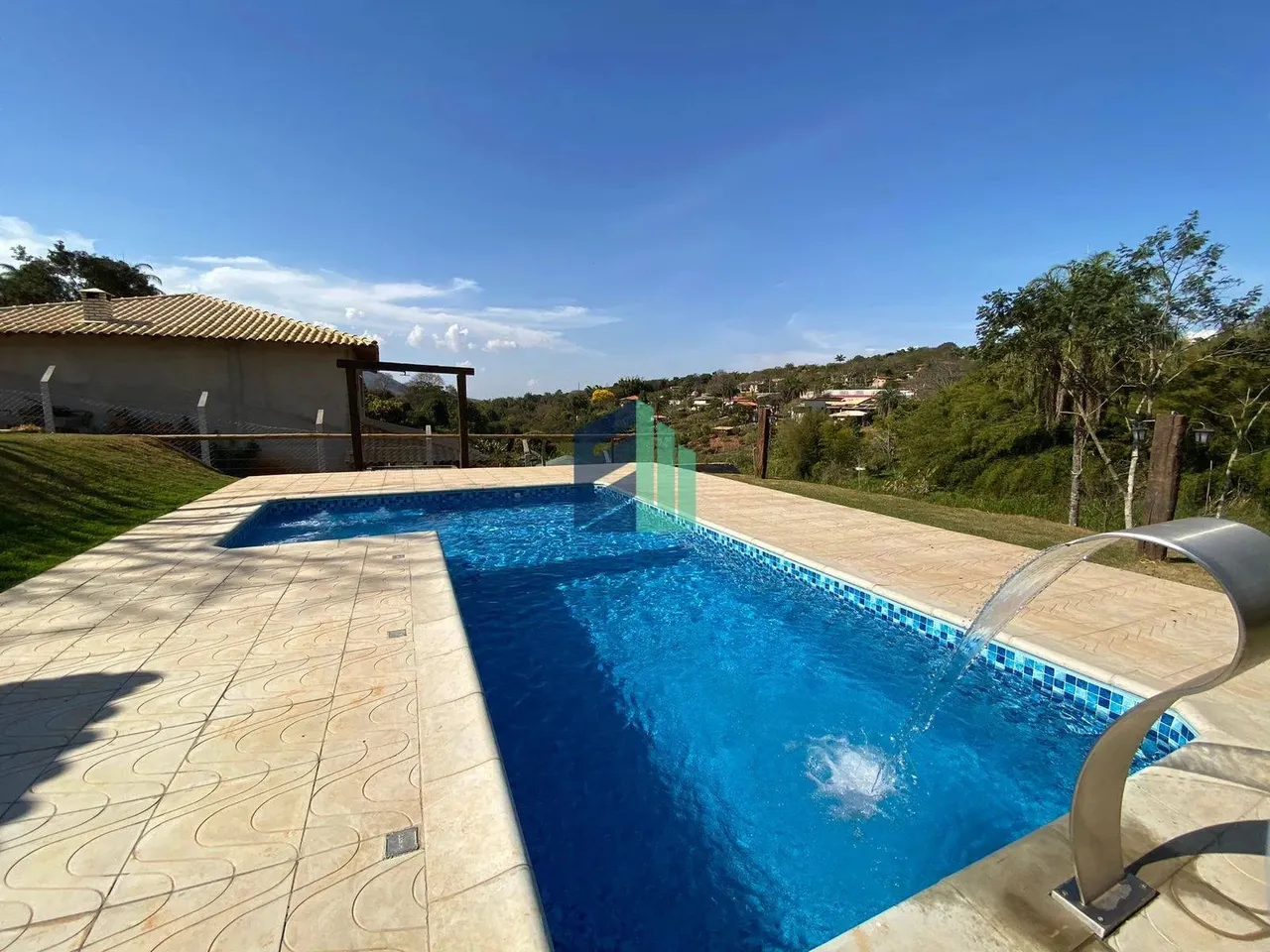 Sítio em condomínio fechado com piscina e lagoa em Mateus Leme MG