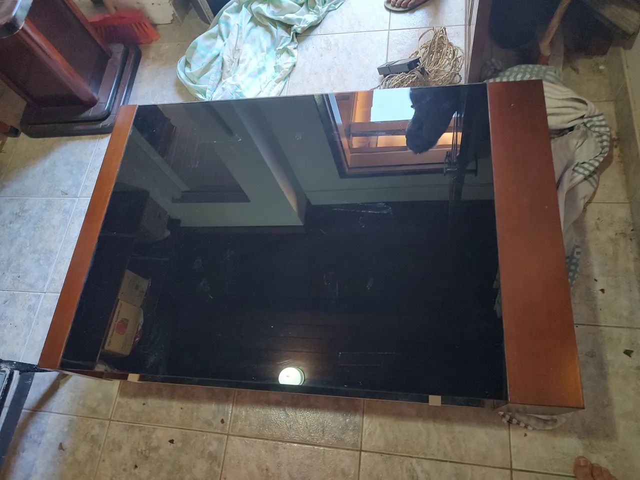 Mesa de centro com tampo de vidro preto com espelho embaixo 