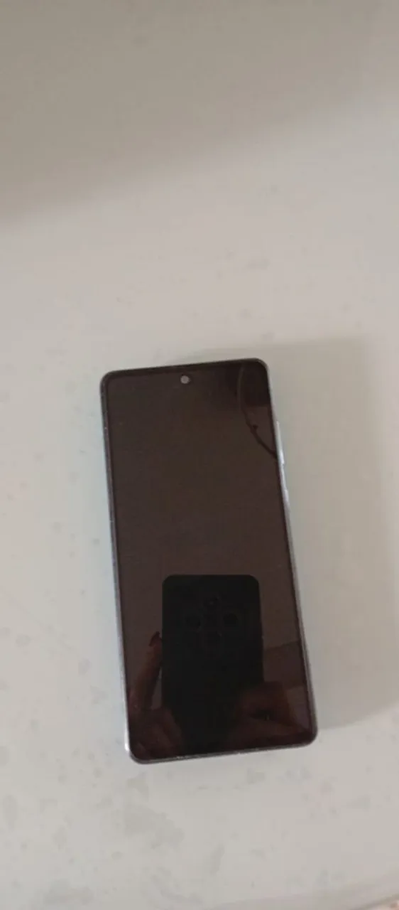 Sem nenhum arranhão, vai com 1 capa preta e 2 películas nova, telefone muito bom. 