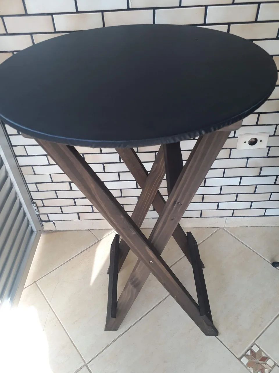 Mesa bistrô dobrável com assento estofado revestido com courino direto do fabricante. 