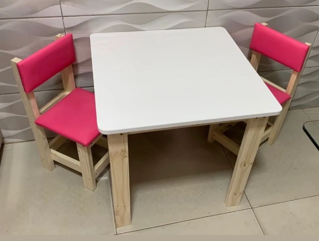 Mesa mdf branca baú, com cadeiras estofadas rosas