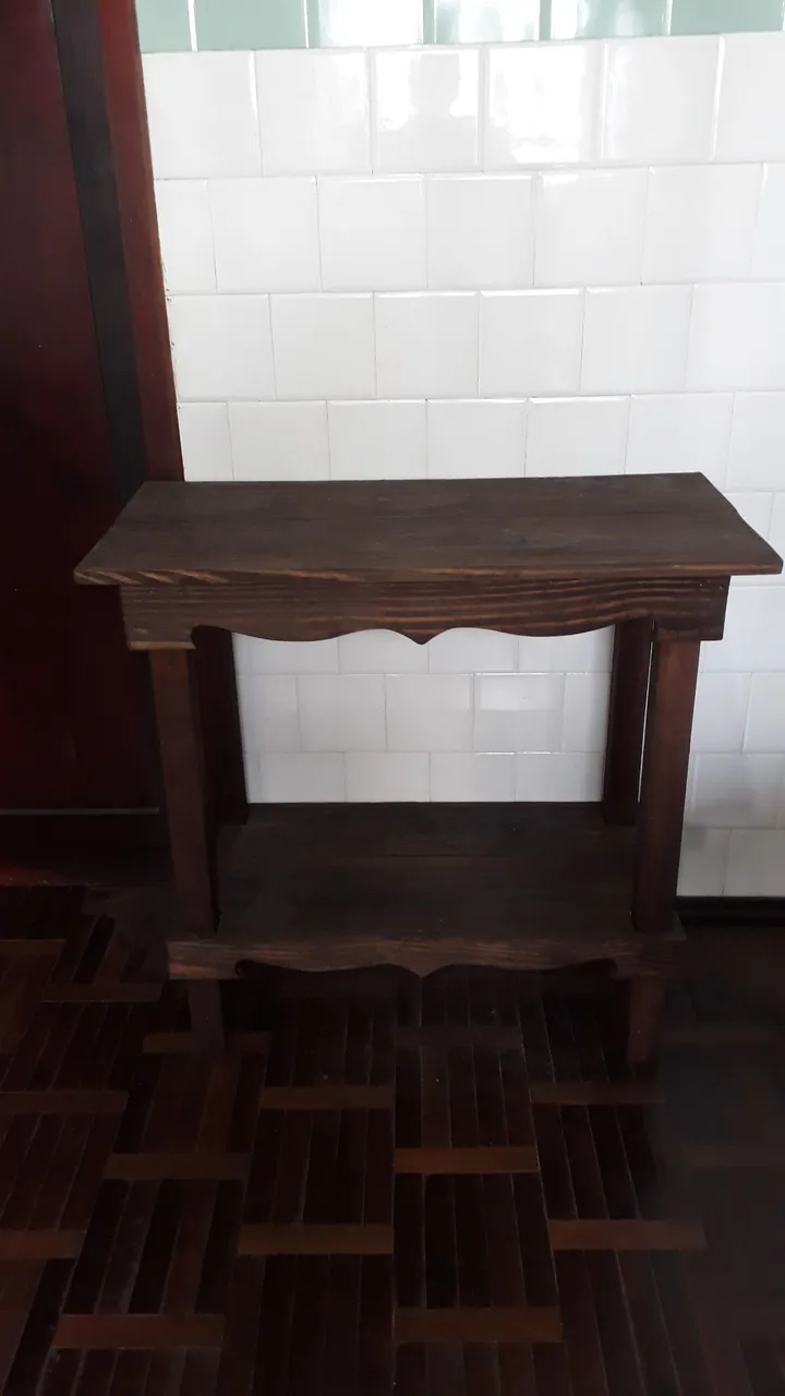 Mesa de madeira rústica com prateleira