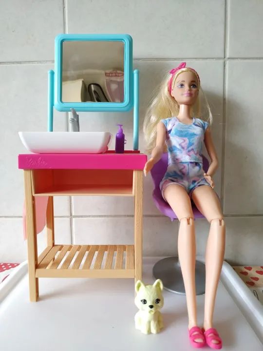 boneca barbie com cenário self-care máscara brilhante dia de spa