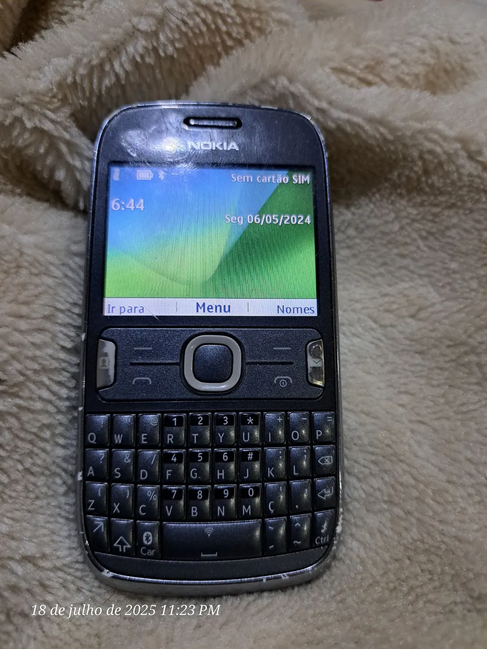 Nokia C3-01.5 - Teclado QWERTY e Design Clássico