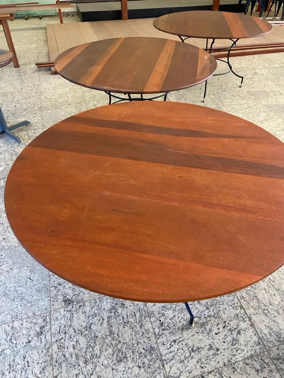 Mesa redonda tampo de madeira estrutura de ferro