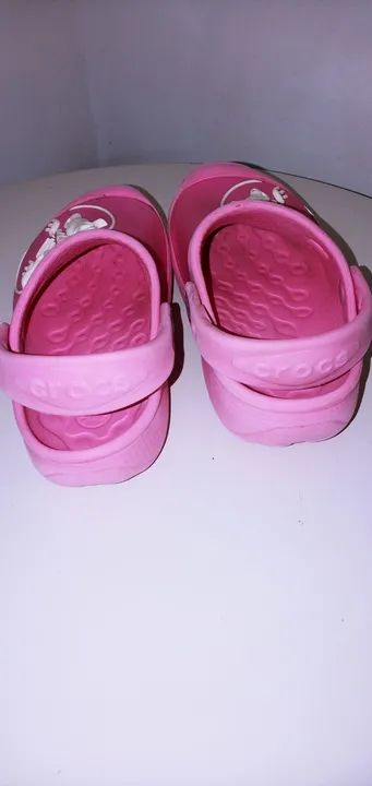  Sandália (Chinelo) Crocs/ original infantil rosa com logo do dinossauro. Tam.27 ( Usada). - Foto 3