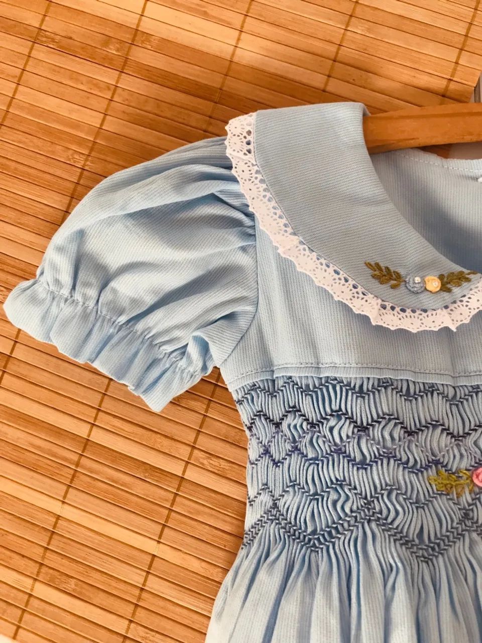 Vestido de festa azul bebê em ponto Smock e bordado floral - Foto 4