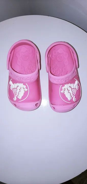  Sandália (Chinelo) Crocs/ original infantil rosa com logo do dinossauro. Tam.27 ( Usada).