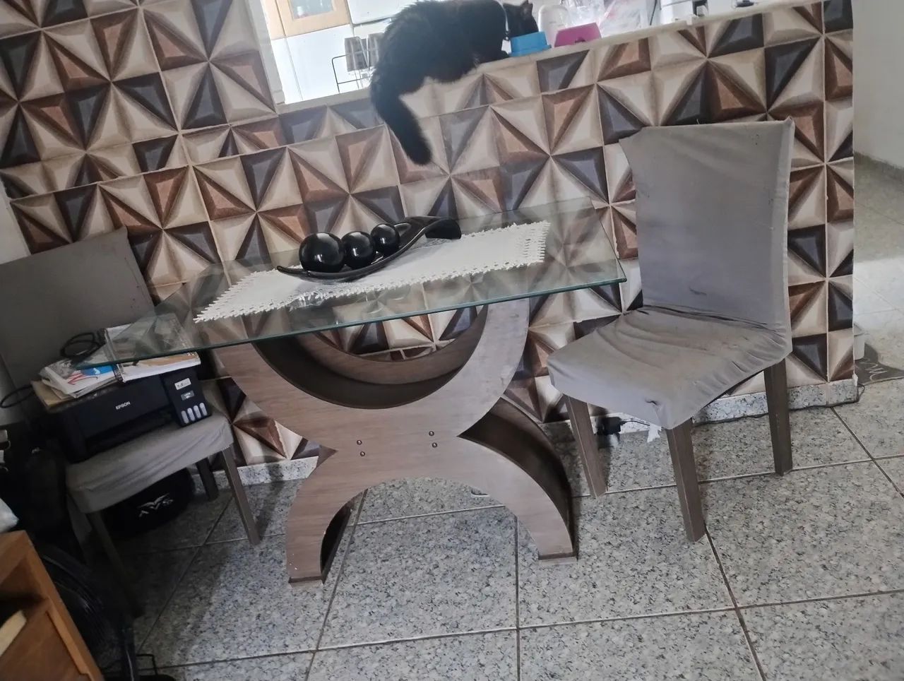 Vendo mesa c duas cadeiras 