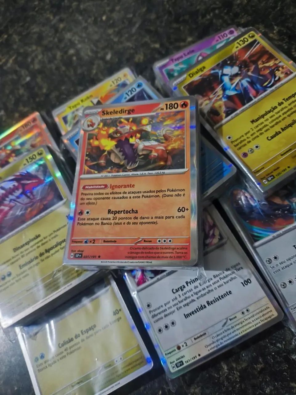 Lote Cartas Pokemon (50 cartas sem repetir contém 5 brilhantes)