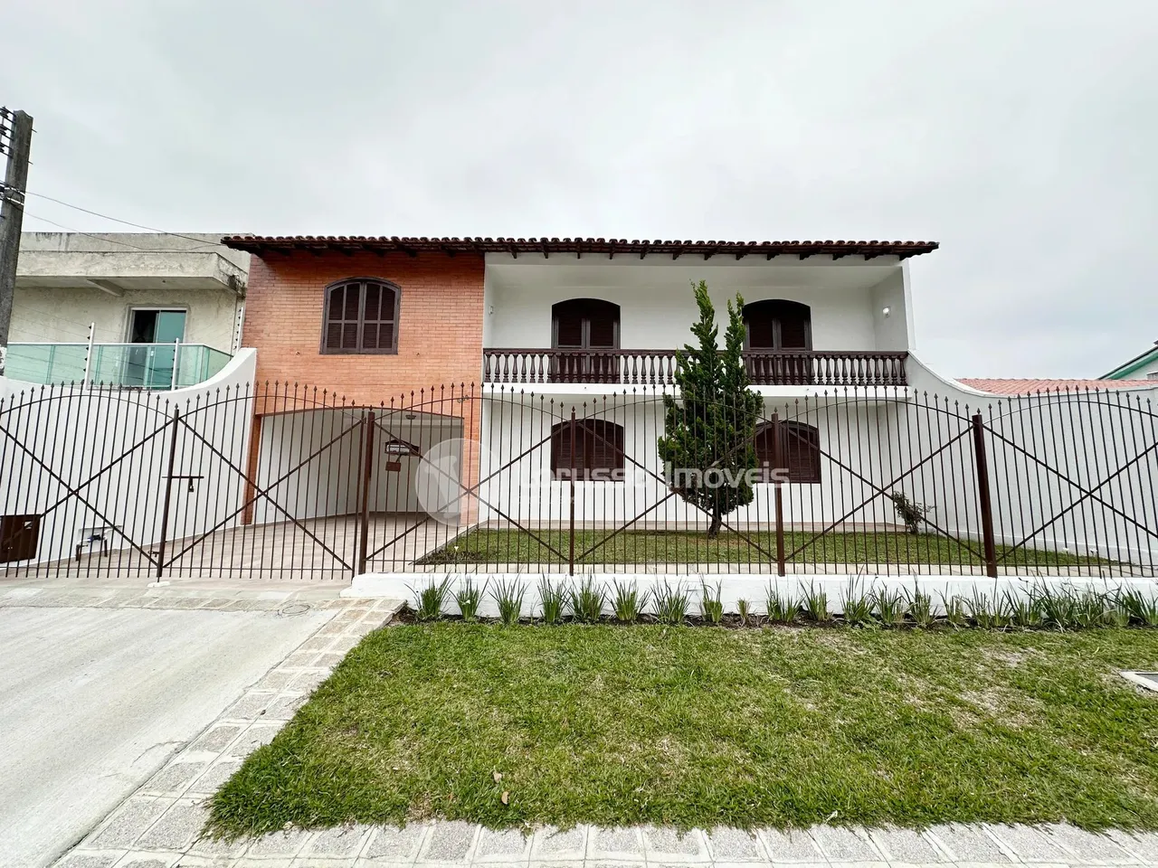 Sobrado para aluguel possui 206 metros quadrados com 3 quartos em Capão da Imbuia - Curiti