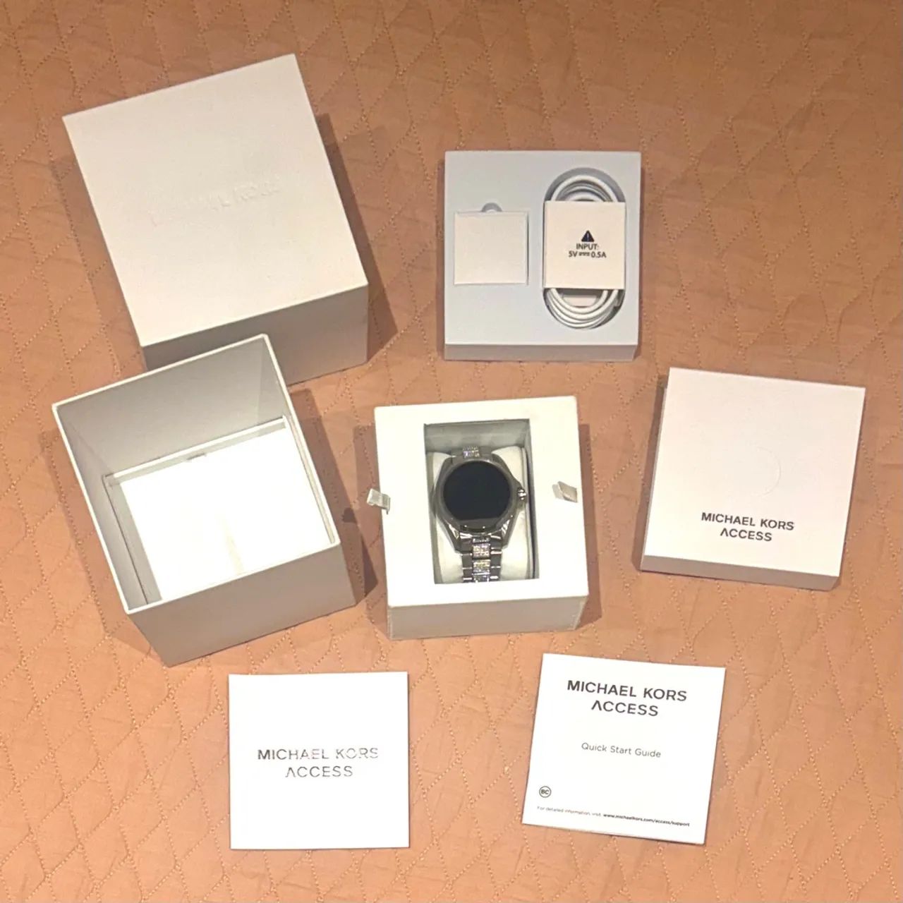 Smartwatch Michael Kors Access com pulseira de strass - Foto 3