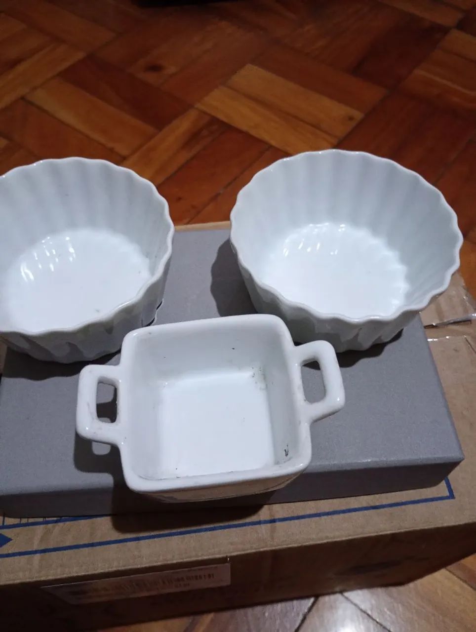 Conjunto de ramequins e tigela de porcelana