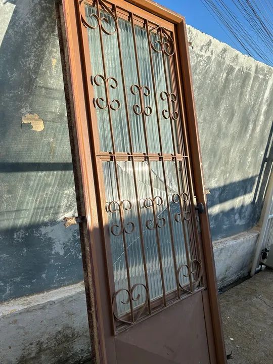 Porta de ferro com vidro e grade - Foto 3