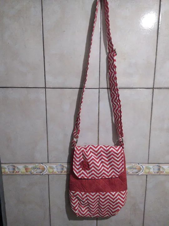 Bolsa de ombro vermelha e branca