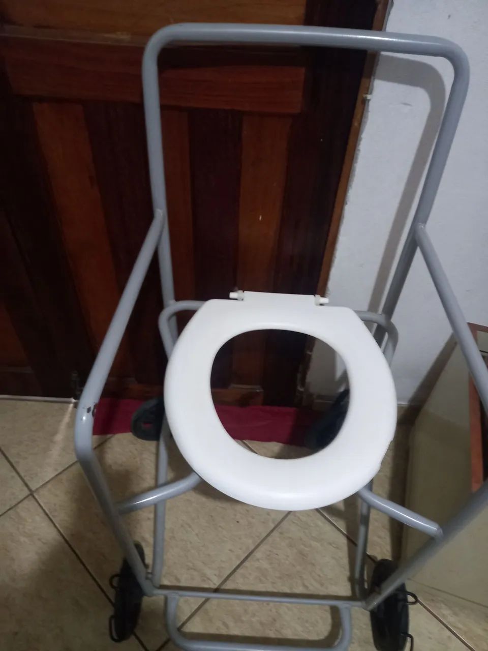 Cadeira de rodas e uma de banho 400