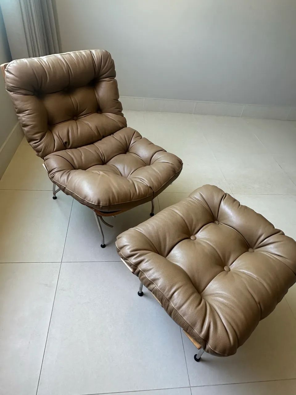 Conjunto Poltrona com Puff Costela COURO legítimo  - Foto 4