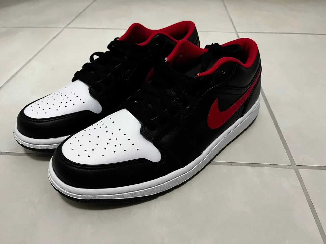 Tênis Nike Air Jordan 1 Low - Preto e Vermelho - Foto 3