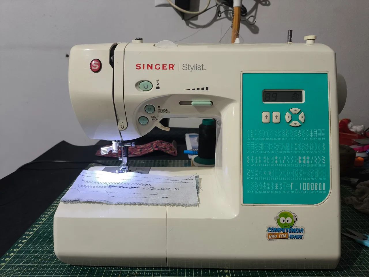 Máquina de Costura Singer Stylist - Semi-Nova