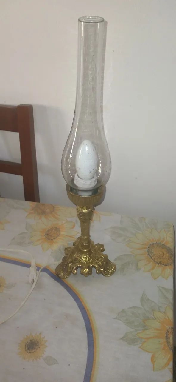 Abajour antigo de bronze com cupula de vidro 