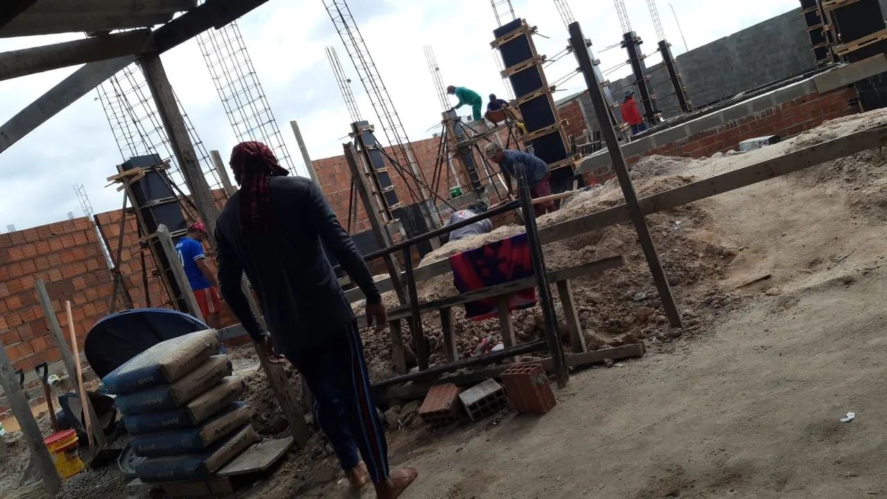 Mestre de obra empreiteiro com equipe  - Foto 3